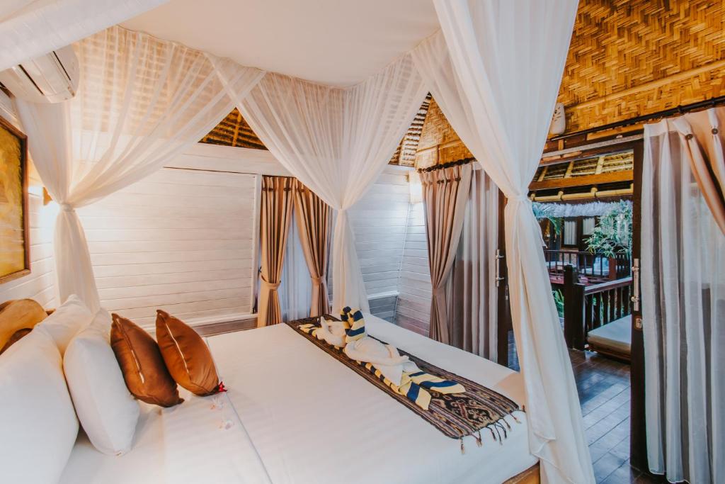 Alam Nusa Bungalow Huts & Spa