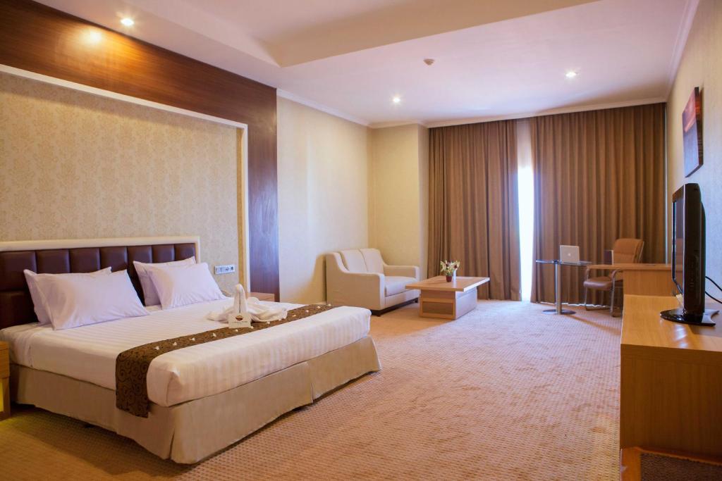 Surabaya Suites Hotel Powered by Archipe
